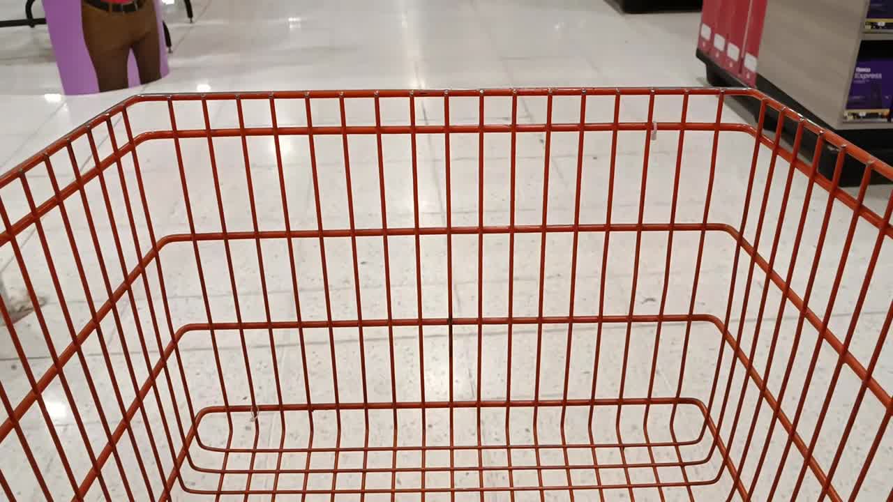 쇼핑 카트를 밀고 있는 시점