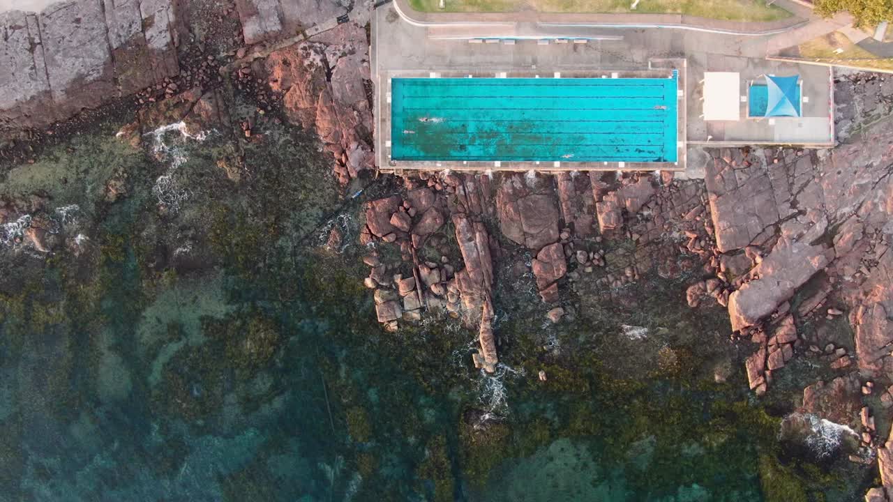 vista aérea de arriba hacia abajo de una piscina costera en australia