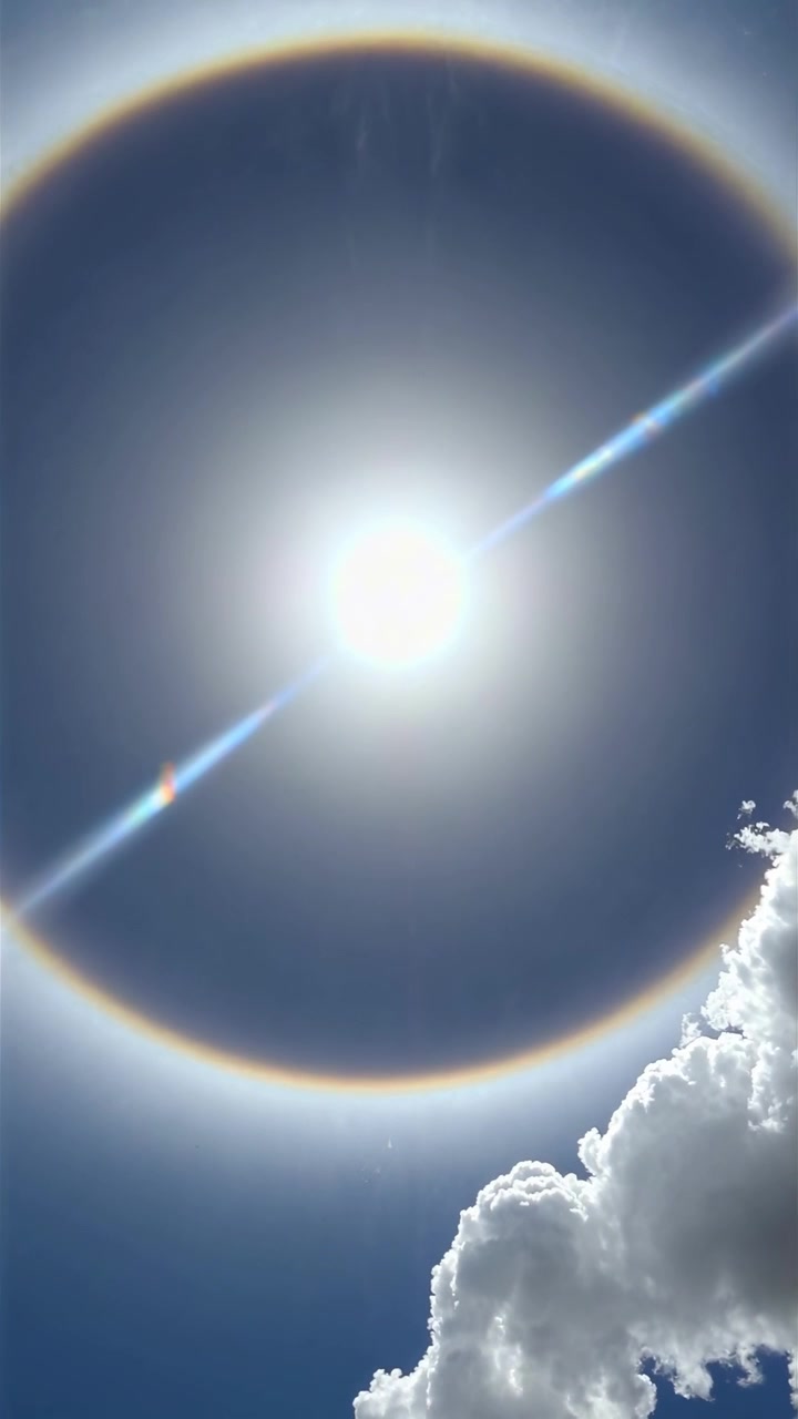 Fenómeno de halo solar en un cielo azul brillante con nubes