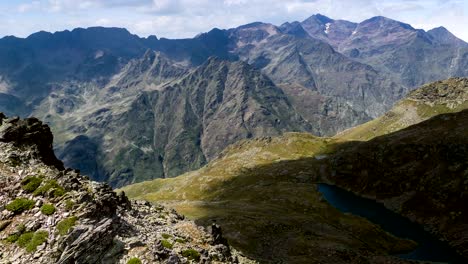 paisaje de montañas y cielo con rápido movimiento de nubes.