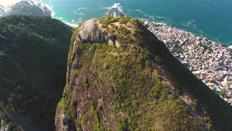 Toma-Aérea-De-Un-Dron-Tirando-Lentamente-Hacia-Arriba-Para-Revelar-La-Gran-Belleza-De-Río-De-Janiero