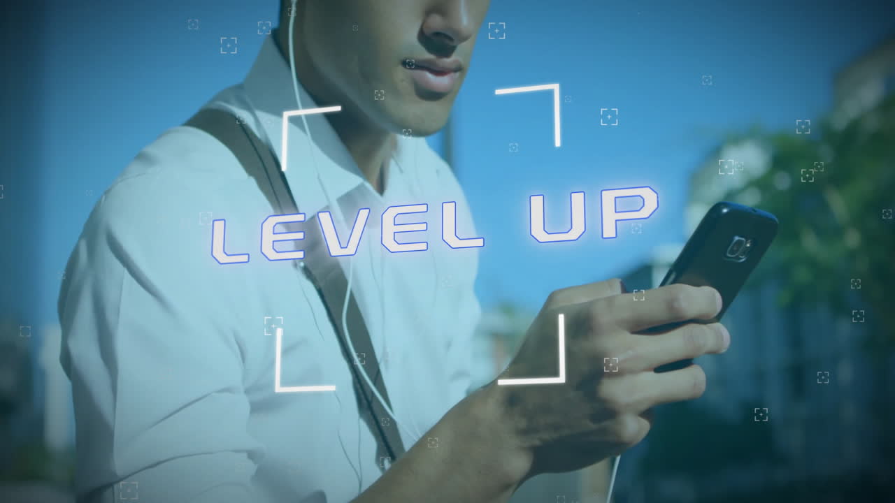 스마트폰을 사용하는 두 인종 사업가에 대한 텍스트 및 데이터 처리의 레벨 업 애니메이션