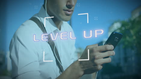 animação de processamento de texto e dados de nível superior sobre empresário biracial usando smartphone