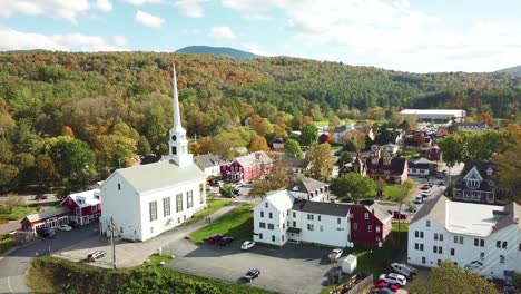 Eine-Wunderschöne-Antenne-über-Stowe-Vermont-Fängt-Perfekt-Die-Schönheit-Einer-Kleinstadt-In-Amerika-Oder-Neuenglands-Ein