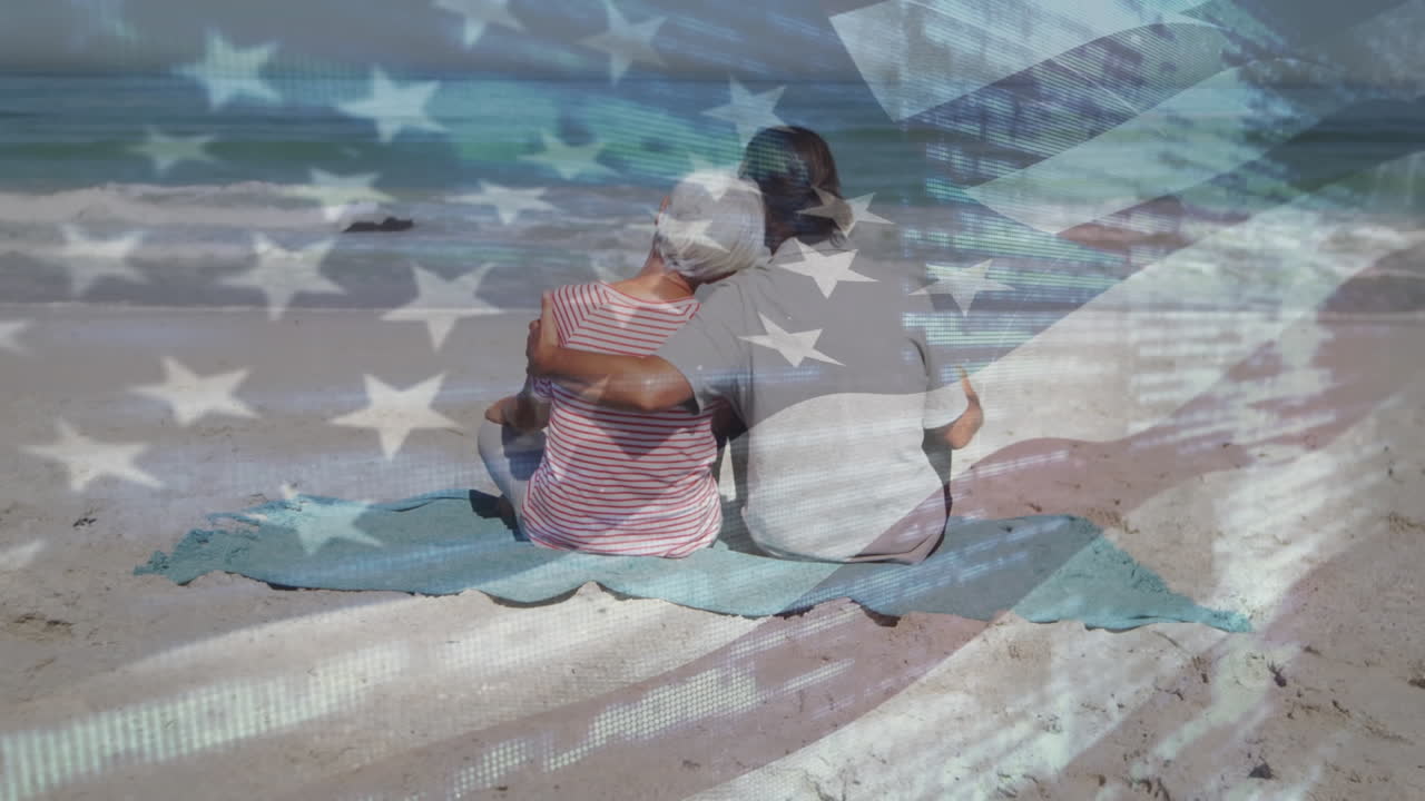 animación de la bandera de los estados unidos de américa sobre una pareja caucásica mayor abrazándose en la playa