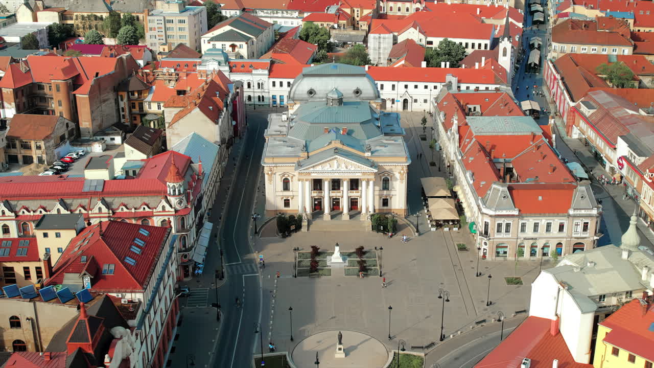 Letecký pohled dronem na centrum města Oradea, Rumunsko. Státní divadlo s náměstím před ním a historické budovy v okolí
