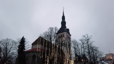 estonia, tallin, iglesia de san nicolás decorada en el casco antiguo moviéndose desde la parte superior hacia el nivel del suelo en un día nublado de invierno