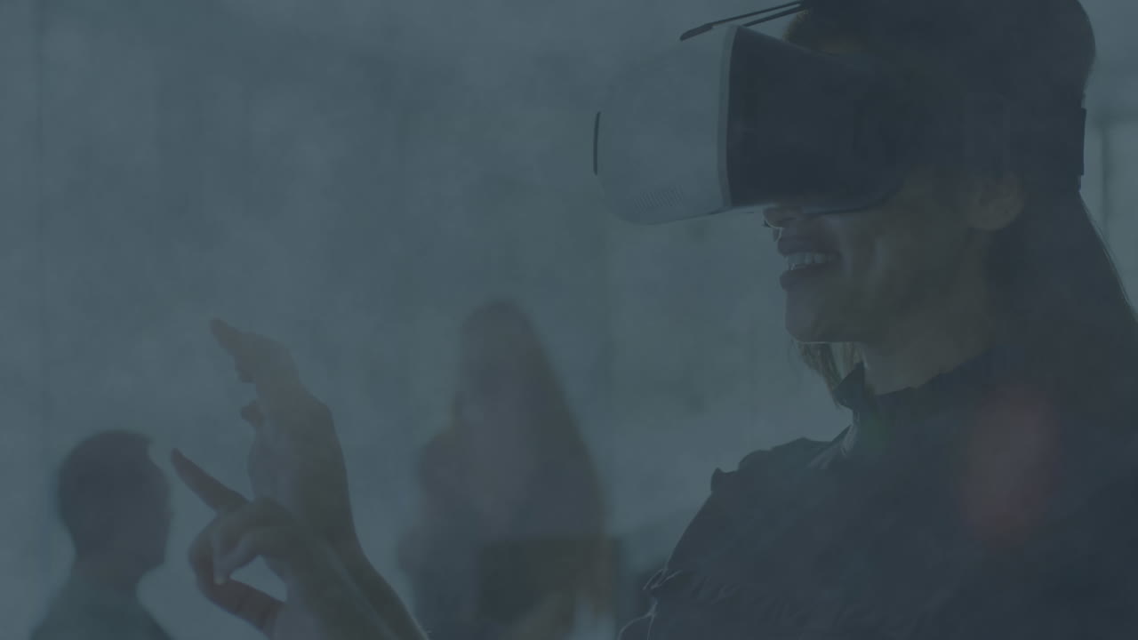 Animazione di un punto luce su sfondo di donna caucasica che indossa un visore VR e tocca uno schermo invisibile in ufficio.