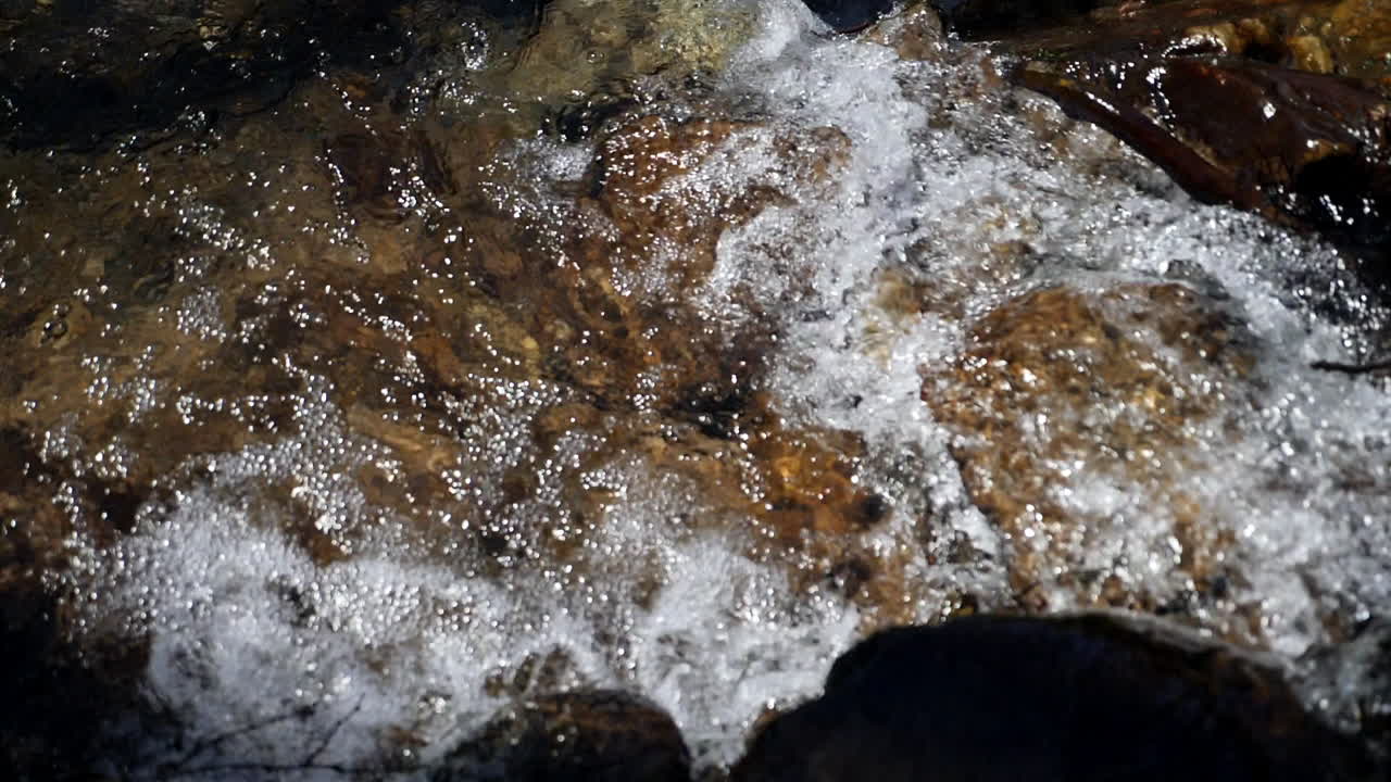 Splendida ripresa al rallentatore di un ruscello di montagna girata a 180 fotogrammi al secondo