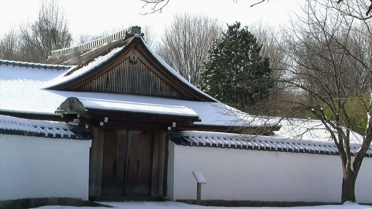entrada a la casa y al jardín japoneses en invierno
