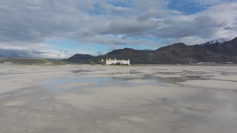 Aerial-push-in-of-the-Great-Saltair-venue-on-the-shore-of-the-Great-Salt-Lake,-Utah-on-a-sunny-spring-day