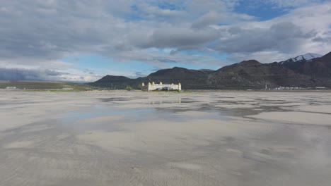 유타 주 그레이트 솔트 레이크 (great salt lake) 연안에 있는 그레이트 살테어 (great saltair) 공연장.