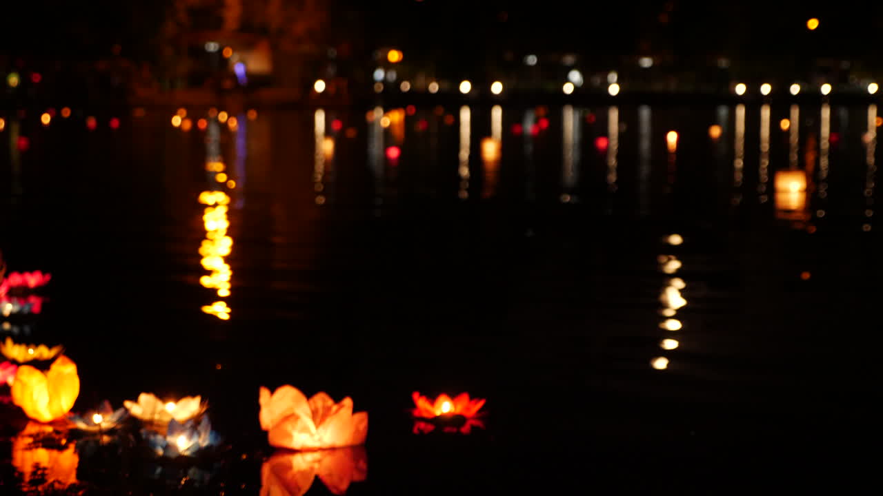 linternas flotantes en un río por la noche