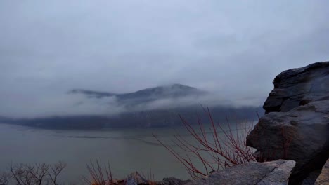 Impresionante-Lapso-De-Tiempo-De-Nubes-Bajas-Y-Niebla-Sobre-El-Hermoso-Río-Hudson-Y-Las-Montañas-Apalaches-En-Un-Día-Lluvioso-Atmosférico