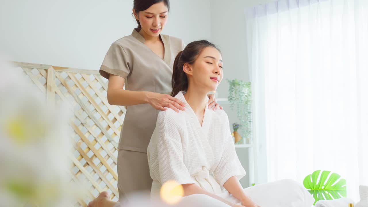 스파에서 어깨 마사지를 받는 여자