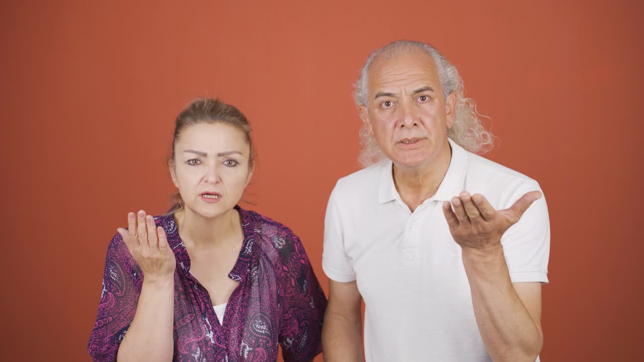 una pareja mirando a la cámara con curiosidad.