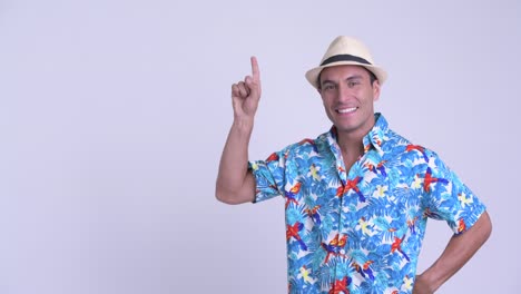 joven y guapo turista hispano listo para las vacaciones