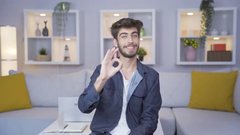 hombre aplaudiendo emocionado a la cámara.