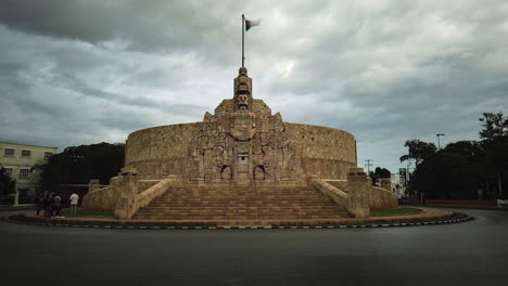 Motion-blur-time-lapse-of-the-monument-to-the-homeland-on-the-Paseo-de-Montejo-in-Merida,-Yucatan,-Mexico