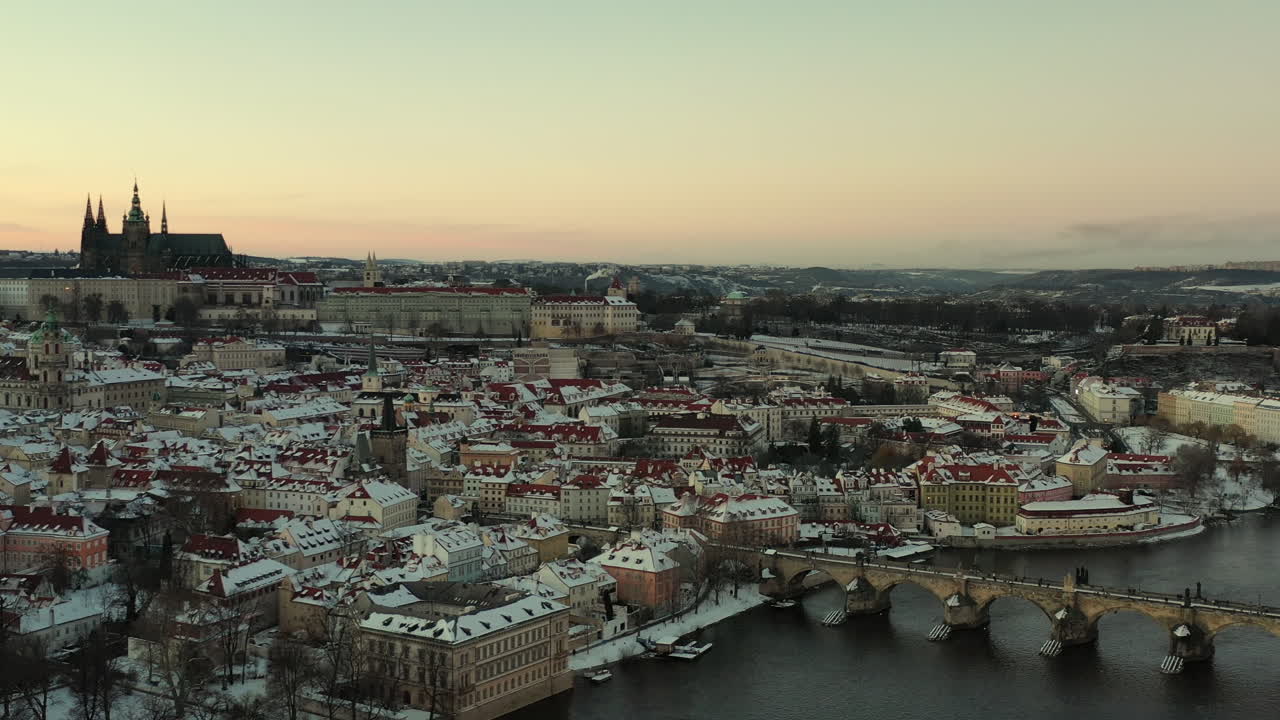Veduta aerea, Praga, Repubblica Ceca, al freddo crepuscolo invernale, Ponte Carlo, Castello e San.