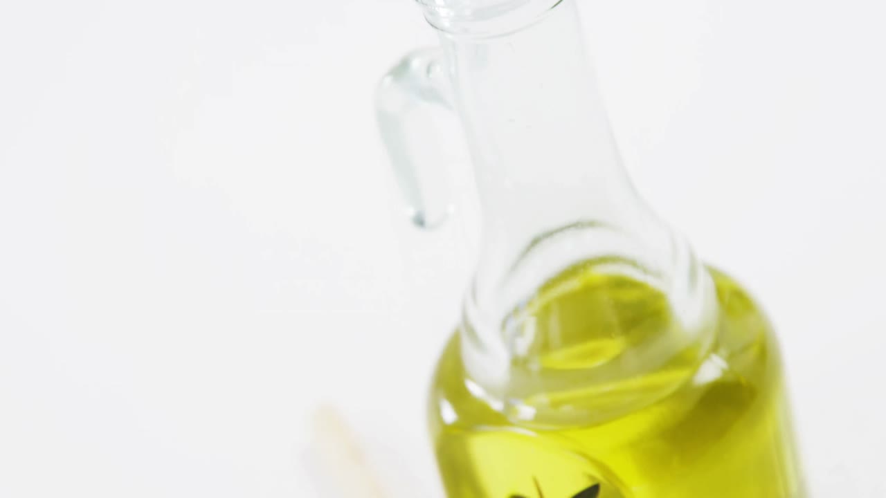 허브, 초록 올리브 및 올리브 오일