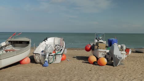 Fischerboote-Am-Strand-Mit-Wasser-Im-Hintergrund-Mittlerer-Schwenk