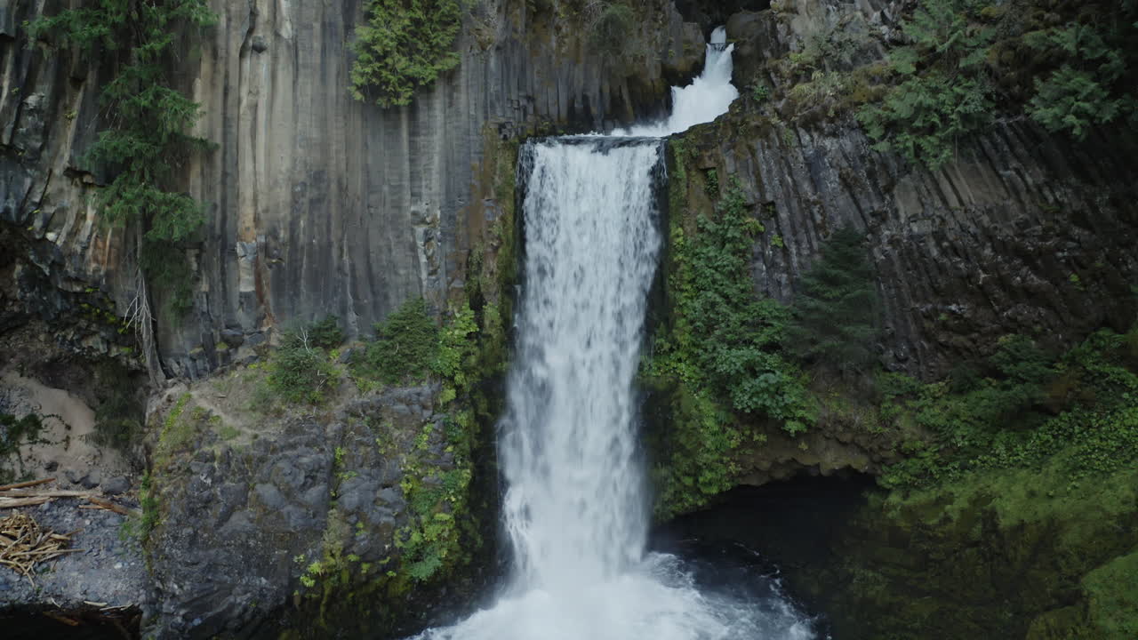 toma aérea ascendente de toketee falls en oregon temprano en la mañana
