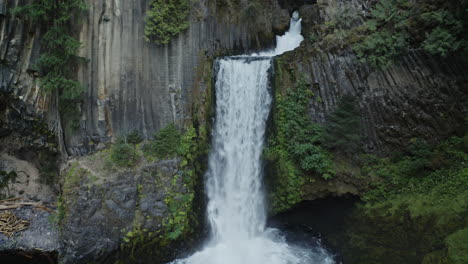 Toma-Aérea-Ascendente-De-Toketee-Falls-En-Oregon-Temprano-En-La-Mañana