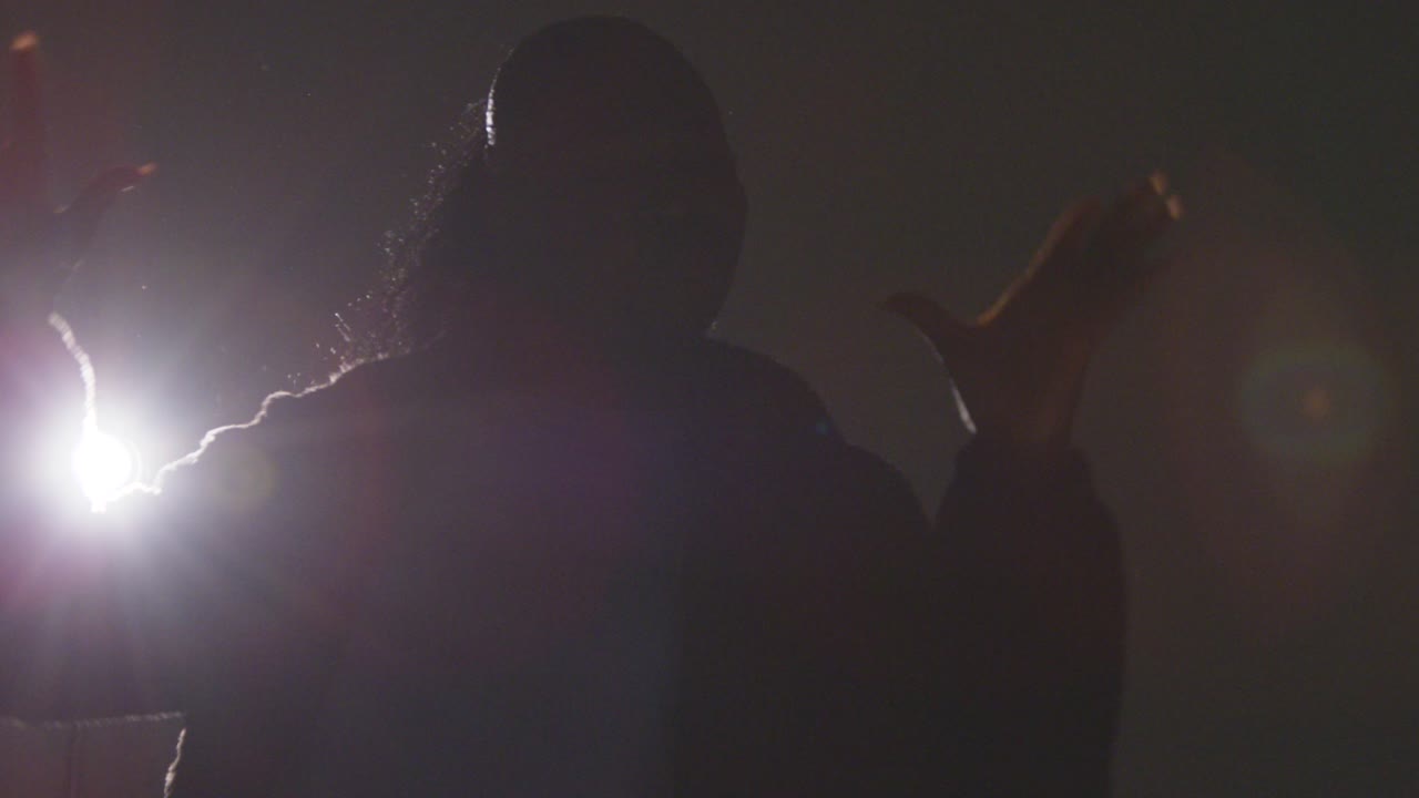 fotografía de estudio retroiluminada de una joven bailarina bailando frente a los reflectores 1