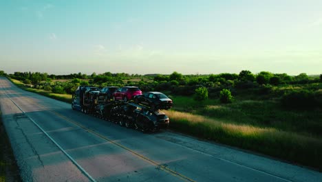 remolque de stinger con coche de dos pisos estacionado en la carretera del país al atardecer
