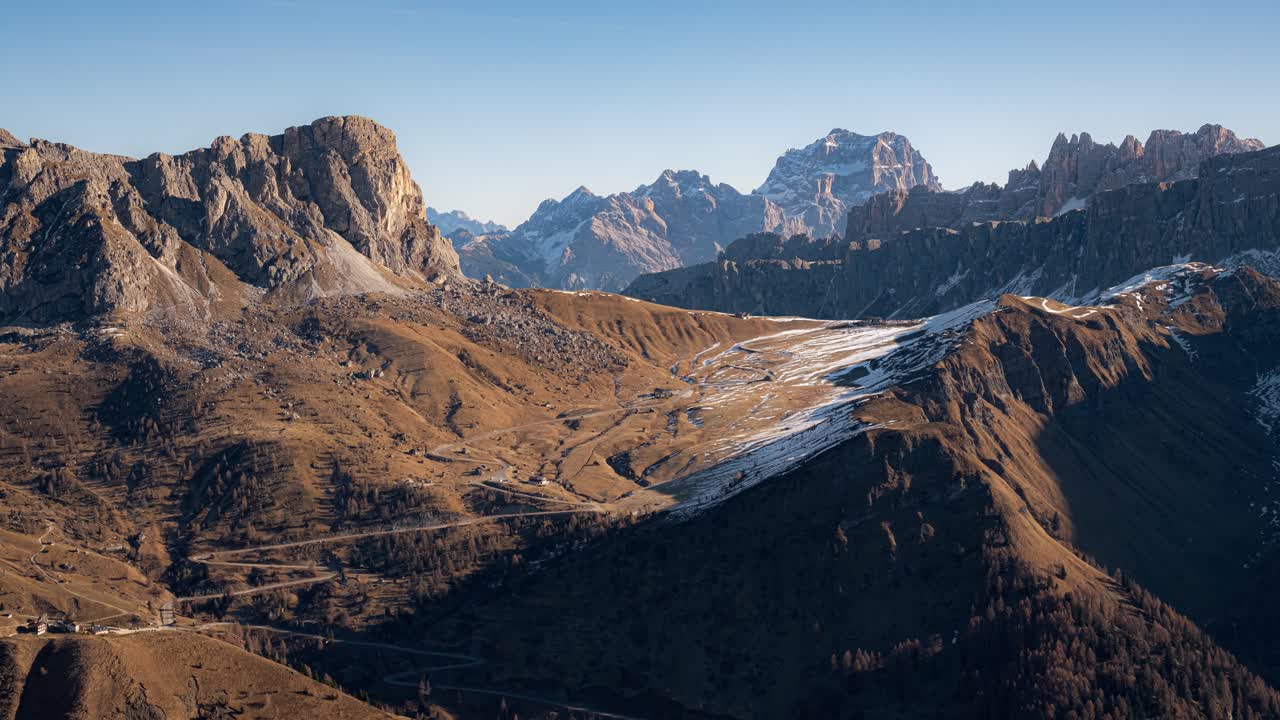 Memandang ke arah Passo Giau, Cima Ambrizzola, dan Punta Sorapiss saat bayangan bergerak melintasi lanskap seiring pagi menjelang siang.