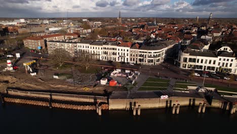 Bau-Stadtentwicklungsprojekt-Am-Flussufer-Mit-Renovierung-Des-Kais-Des-Boulevards-Ijsselkade-Mit-Arbeiten-Am-Kai-Mit-Schwerem-Gerät