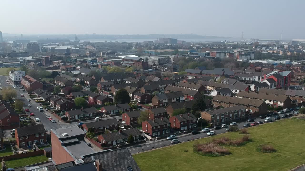 drone view islington y área de vauxhall con río mersey