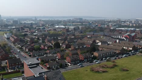 drone view islington y área de vauxhall con río mersey