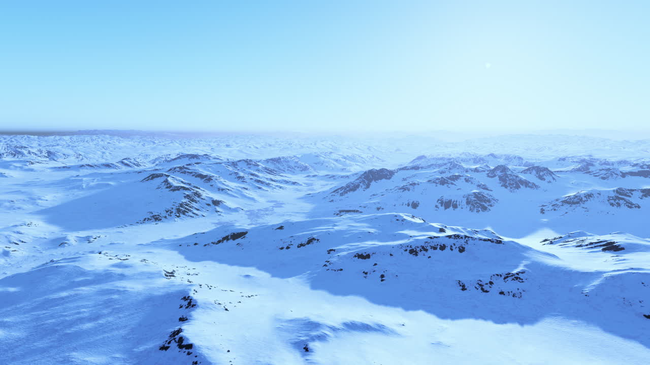 Catena montuosa innevata con un cielo azzurro limpido