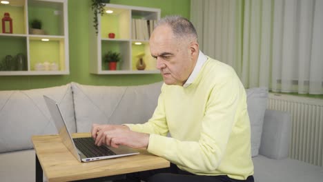 Glücklicher-Rentner,-Der-Zu-Hause-Einen-Laptop-Benutzt.