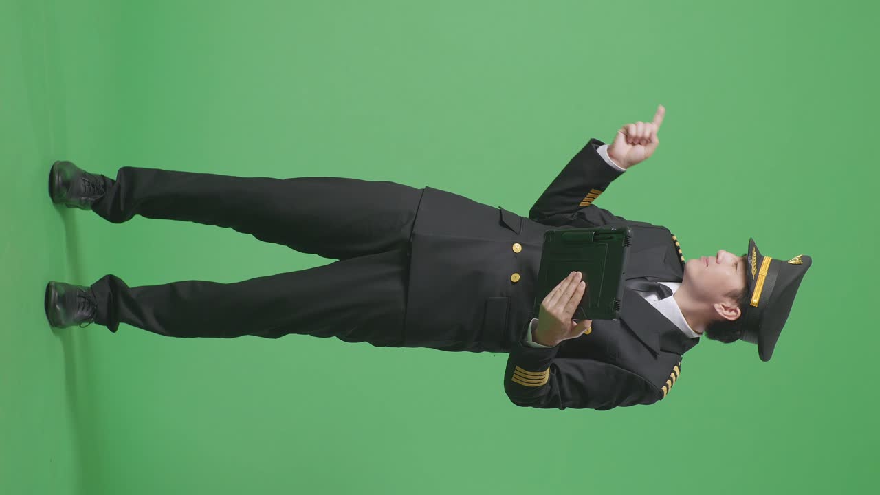 녹색 화면에 태블릿을 가진 조종사