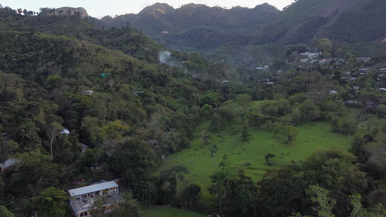 sobrevuelo aéreo bajo de la exuberante selva verde de la montaña en la zona rural de guatemala