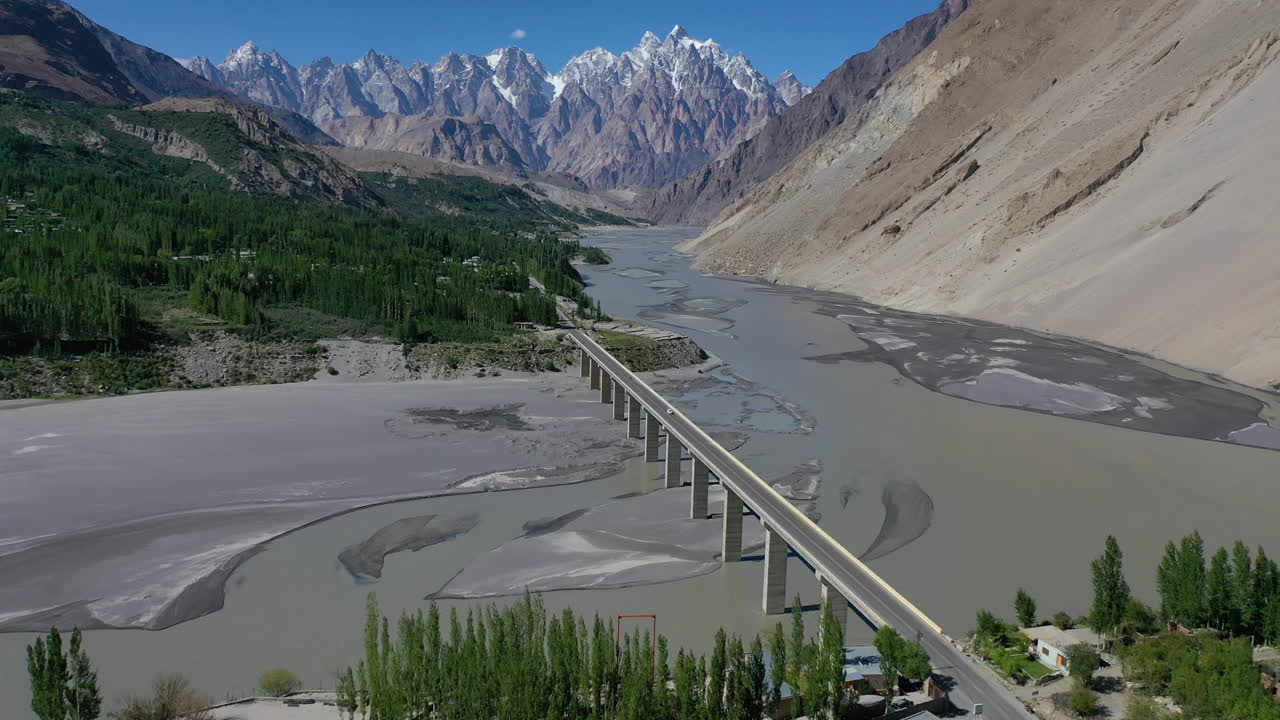 impresionante vista aérea de drones de la autopista karakoram en la región montañosa del valle de hunza, pakistán