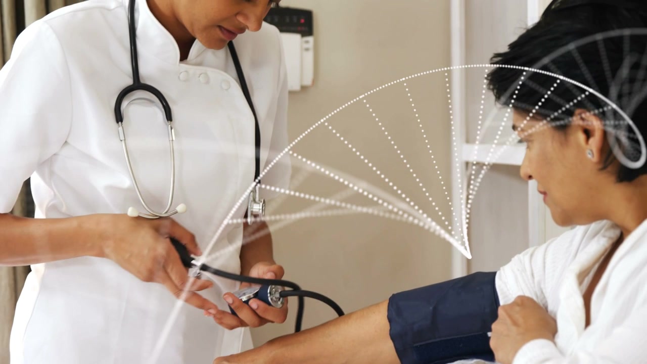 Infermiera che si avvicina al paziente e posiziona un bracciale scuro, con punti animati che evidenziano il controllo della pressione medica.