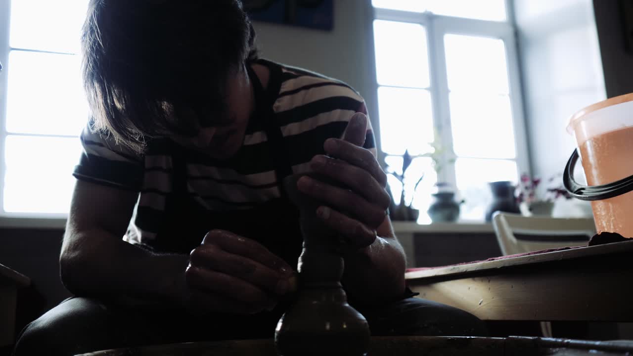 Un vasaio crea un bellissimo vaso a rilievo al tornio.