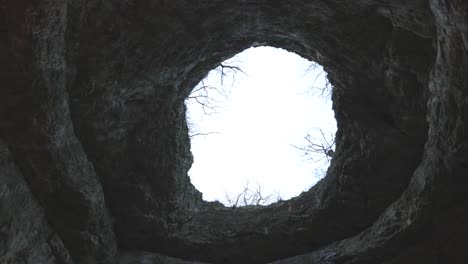 동굴 입구를 돌고 있는 카메라