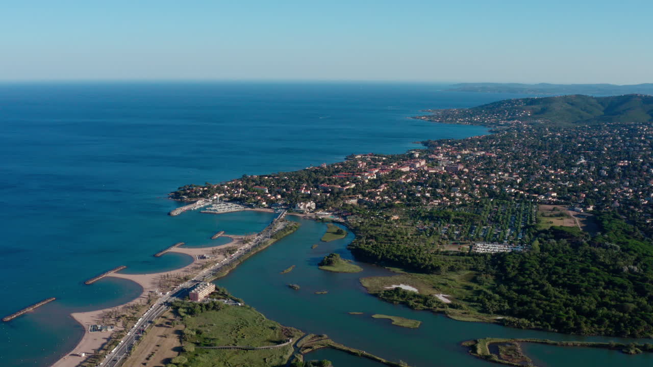 지중해 앞에 있는 빌레페이 연못 (villepey in front of the mediterranean sea) - 세인트 아이굴프 시 (saint aygulf city) - 프랑스