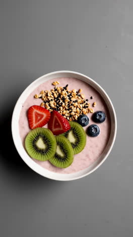 strawberry kiwi yogurt parfait