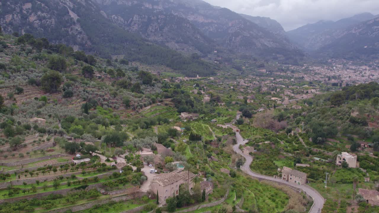 fotografía amplia de la cordillera de la serra de tramuntana cerca de fornalutx, en mallorca, desde el aire