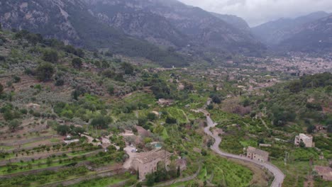 Wide-shot-of-Serra-de-Tramuntana-range-near-Fornalutx-Mallorca,-aerial