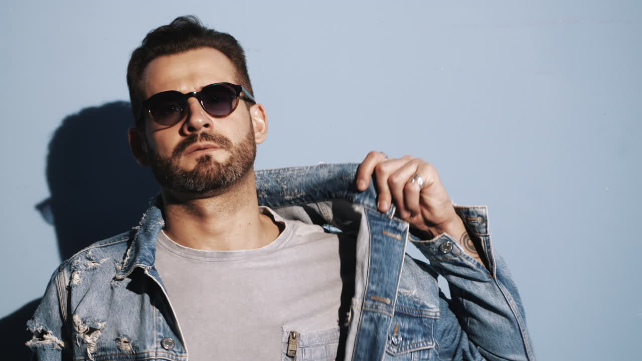Hombre elegante con chaqueta de denim