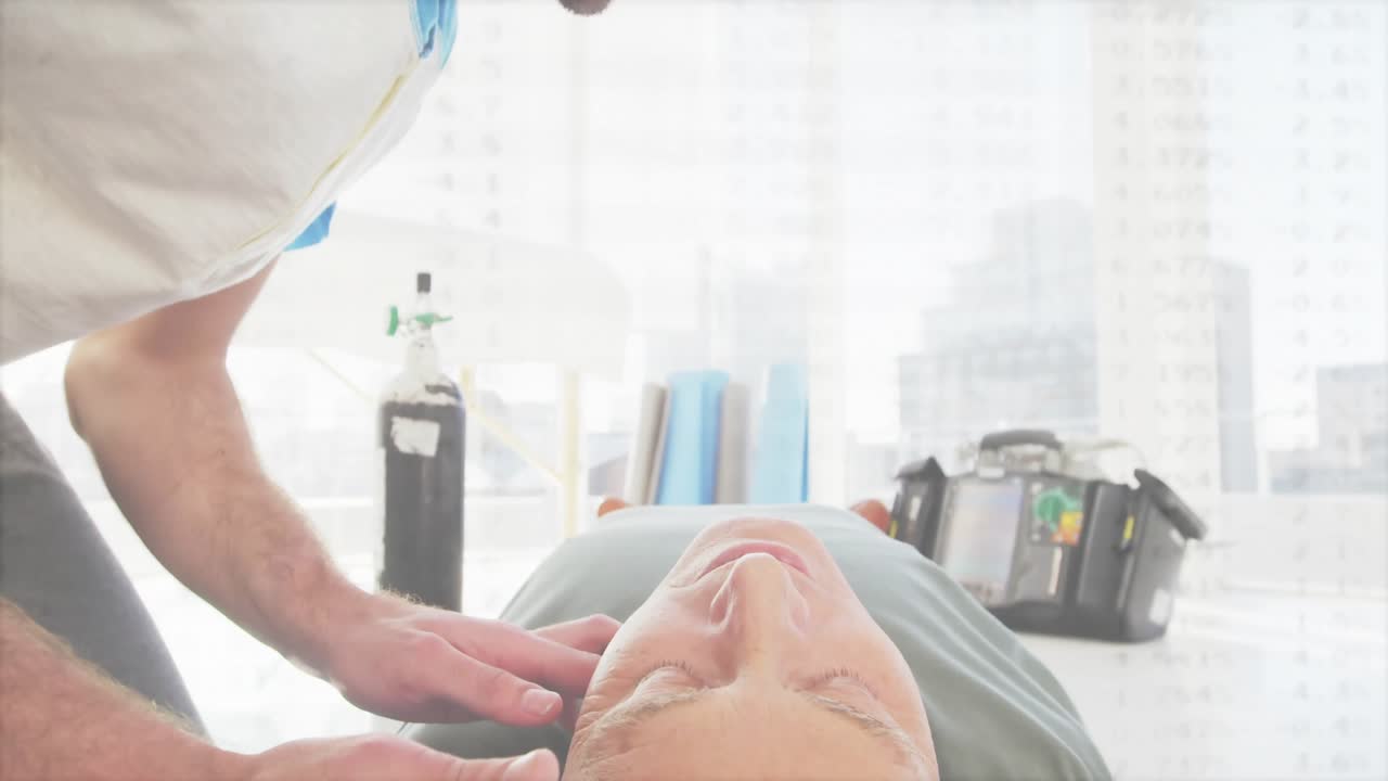 TherapeutIn kniet über PatientIn, die in Therapie in der Nähe einer Schaumstoffrolle liegt, mit schwebenden medizinischen Icons