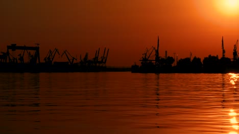 Hermoso-Cielo-Naranja-Al-Atardecer-Con-Vistas-Al-Puerto