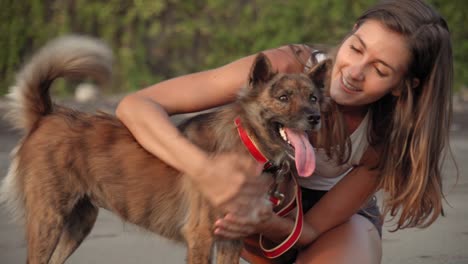 Porträt-Einer-Hübschen-Jungen-Frau,-Die-Ihren-Hund-Am-Strand-Streichelt